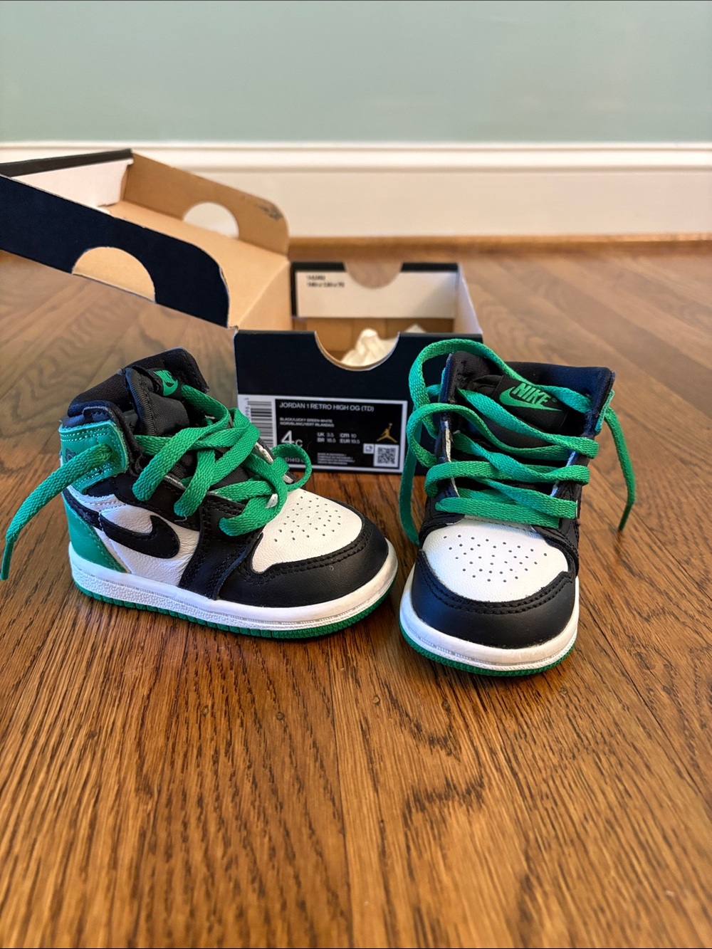 Nike Kids Black White Green High-Top Sneakers (Toddler) Size 4
